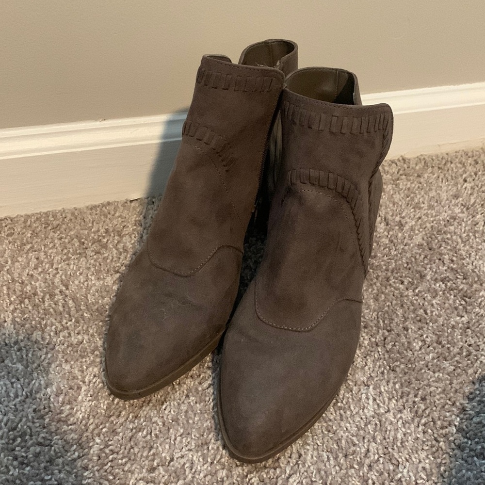 Brown pointed heels with braided texture, size 11